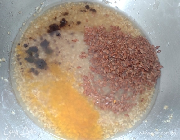 Добавить специи и семена льна.