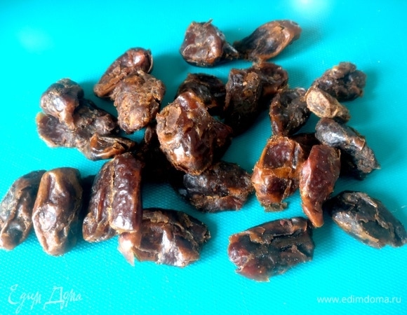 Финики промыть, обсушить.