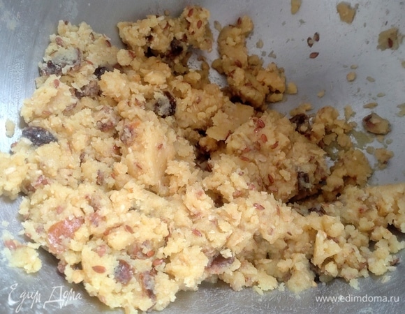 Если тесто плохо собирается в ком, подлейте 1–2 ложки ледяной воды.