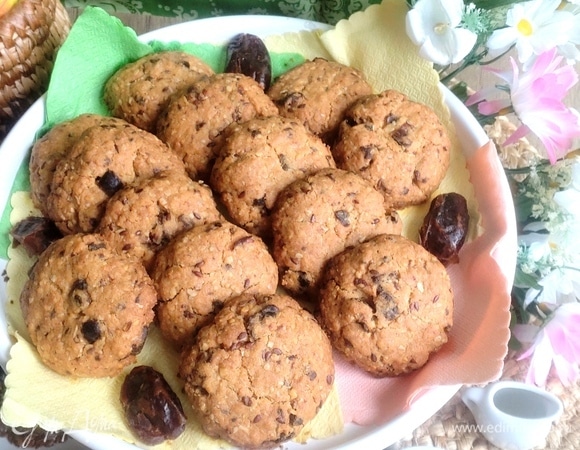 Остудить готовое печенье, перенести на блюдо.