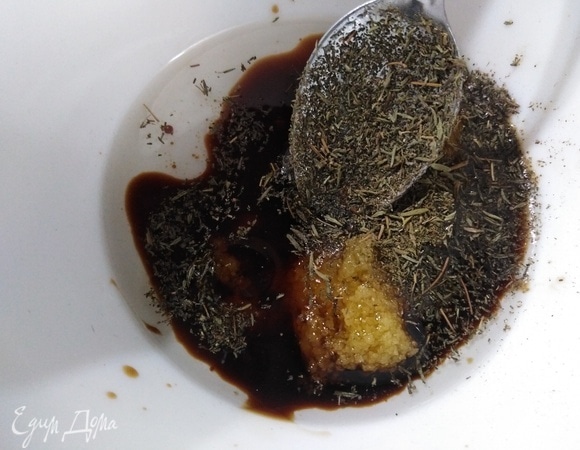 Мед соединить с оливковым маслом, соевым соусом и тимьяном.