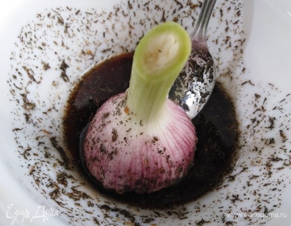 У чеснока срезать донце, но не очищать. Каждую головку обмакнуть в маринаде.