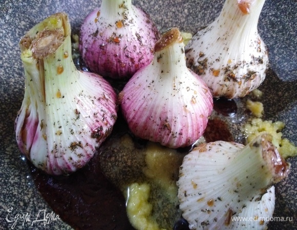 Выложить в форму с топленым маслом. Полить сверху маринадом.