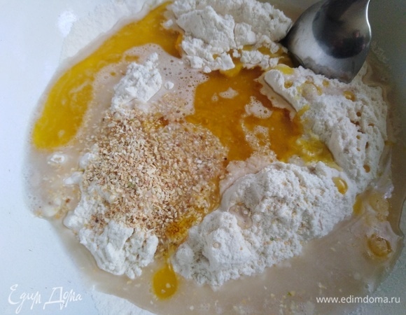 Дрожжи растворить в воде с сахаром. Дать подняться. Соединить с просеянной мукой, солью, сушеным чесноком и горчичным маслом.