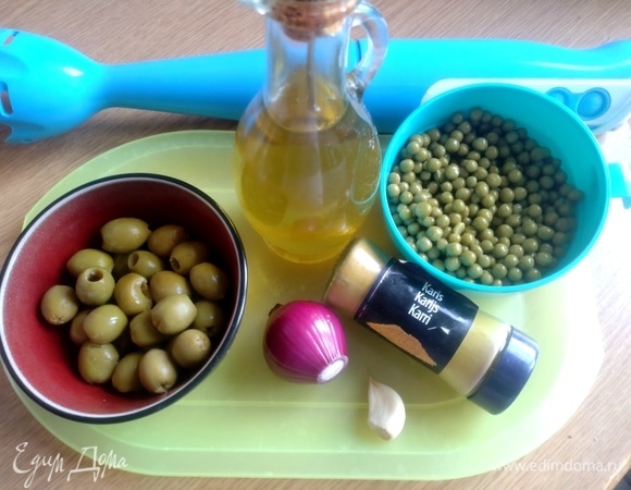 Продукты. С горошка и оливок слить рассол. Можно добавить каперсы.