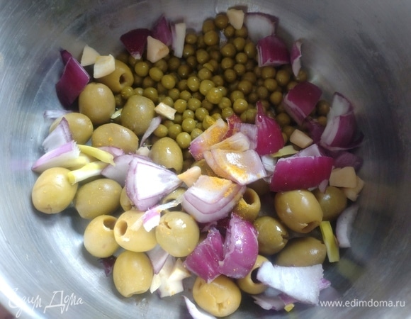 Лук, чеснок нарезать произвольно. Соединить состав. Влить масло и всыпать карри.