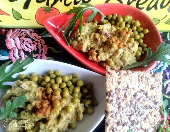 Подать на гренках, хлебцах или на печенье с семечками. Вкусно макать в такой паштет картофель фри.