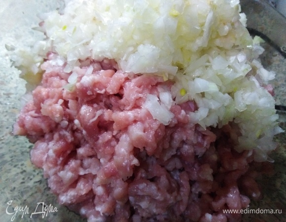Мелко порубить или пропустить через мясорубку с крупной решеткой. Соединить с мелко порубленным репчатым луком. Посолить, перемешать.