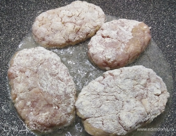 Выложить в сковороду с разогретым растительным маслом.