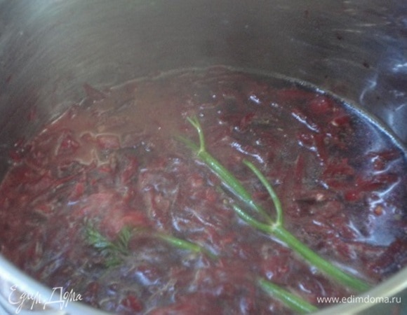 Через минуту добавить свеклу, нарезанную кубиками или натертую на крупной терке. Готовить, помешивая, 2–3 минуты. Залить горячей водой или овощным бульоном, добавить веточки укропа, посолить, поперчить и варить до мягкости свеклы.