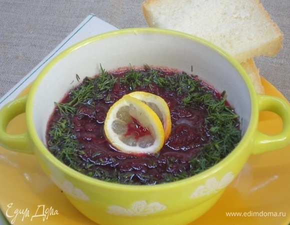 С помощью шумовки извлечь овощи и пюрировать в блендере. Вернуть в кастрюлю с бульоном, довести до кипения, добавить сок лимона, рубленую зелень,попробовать на соль. Перемешать.