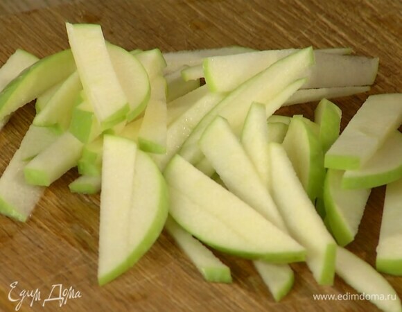 Яблоко, удалив сердцевину, нарезать тонкой соломкой.