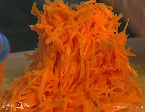 Свеклу и морковь почистить и натереть на крупной терке.