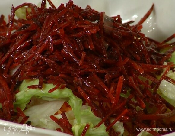 Яблоко, свеклу, морковь и салатные листья выложить в глубокий салатник, полить выжатым из половинки лимона соком, оливковым маслом, поперчить, посолить.