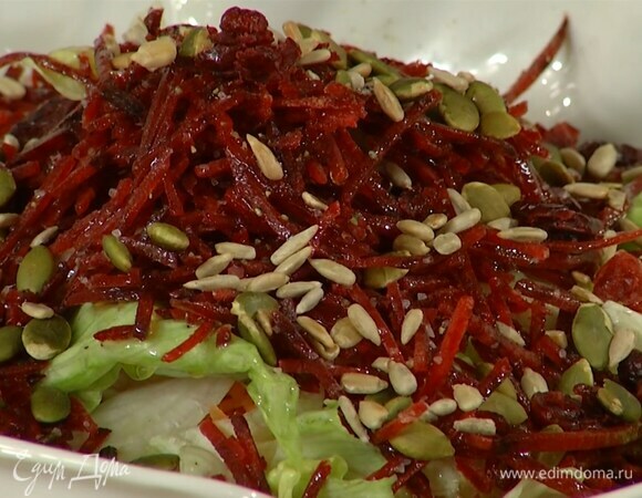 Вяленую клюкву и семечки добавить в салат, все перемешать.