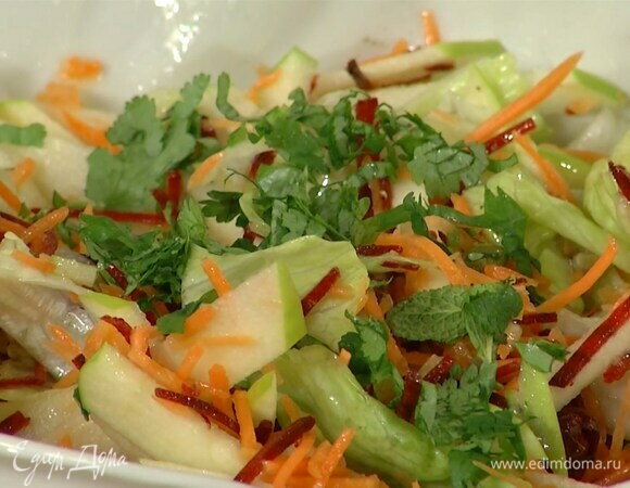 Мяту мелко порубить и посыпать салат.