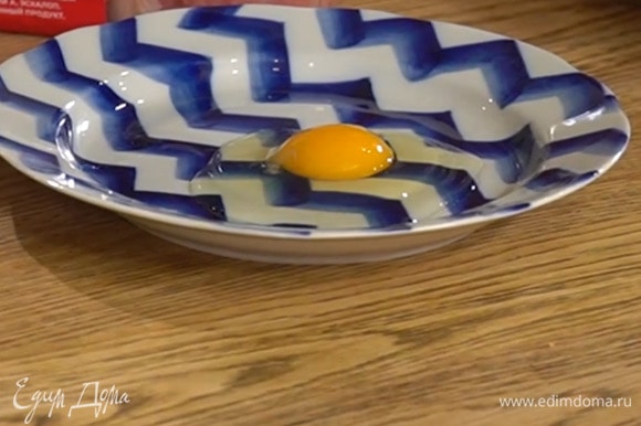 Яйцо разбить в глубокую тарелку и разболтать вилкой.