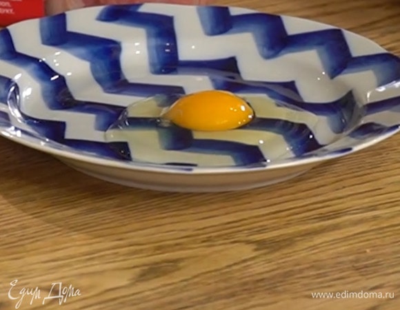 Яйцо разбить в глубокую тарелку и разболтать вилкой.