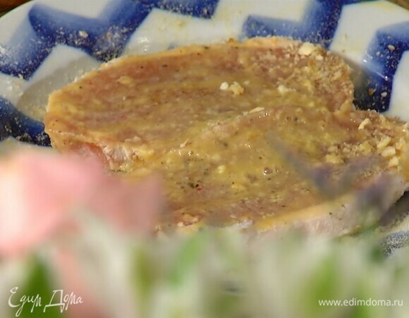 Эскалопы посолить, поперчить, присыпать мукой и обмакнуть в яйцо, затем обвалять в сухарях.