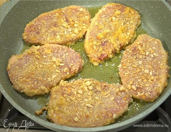 Разогреть в сковороде оливковое масло и обжарить мясо.