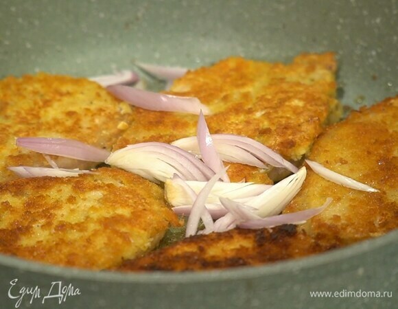 Чеснок почистить, раздавить плоской стороной ножа и тоже отправить в сковороду.