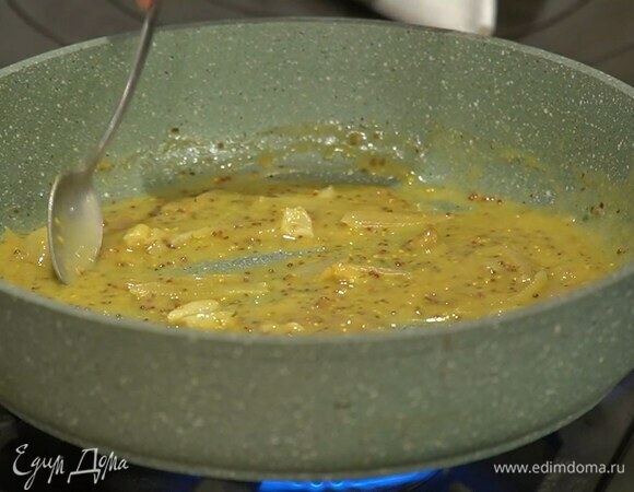 Готовые эскалопы переложить в тарелку, а в сковороду добавить горчицу, и, помешивая, прогреть на маленьком огне.