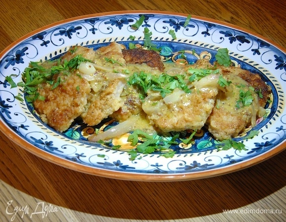 Петрушку мелко порезать и посыпать мясо, затем полить его горчичным соусом.