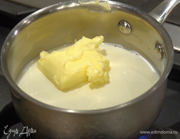 Приготовить тесто: молоко влить в кастрюлю, добавить 80 г сливочного масла и прогреть, так чтобы масло растворилось, а молоко стало теплым.