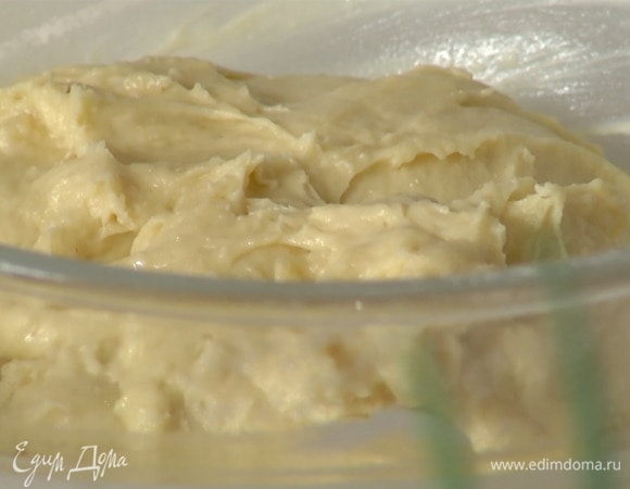 В чашу комбайна просеять 400 г муки, добавить сахарную пудру, дрожжи, соль и перемешать все насадкой-крюком, затем, не выключая комбайна, всыпать кардамон, частями влить теплое молоко с маслом, ввести яйцо и вымешать тесто.