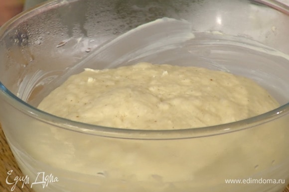 Глубокую миску смазать сливочным маслом, выложить тесто, накрыть влажным полотенцем и оставить в теплом месте, чтобы тесто увеличилось в два раза.