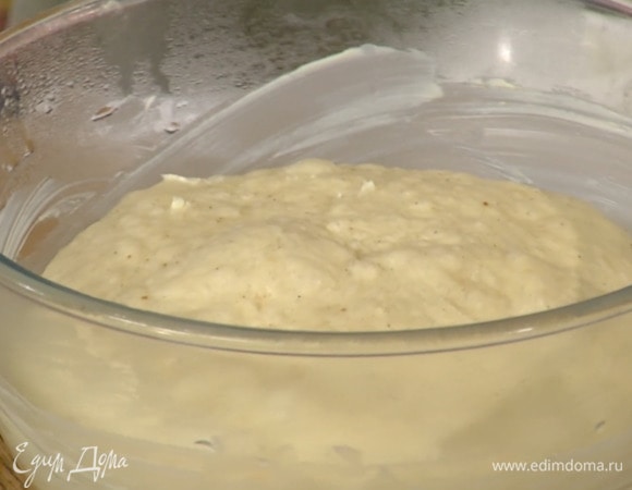 Глубокую миску смазать сливочным маслом, выложить тесто, накрыть влажным полотенцем и оставить в теплом месте, чтобы тесто увеличилось в два раза.