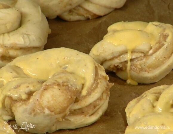 Яичный желток перемешать со сливками, солью и смазать подошедшие булочки.