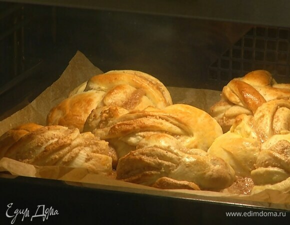 Выпекать в разогретой духовке 15 минут, затем понизить температуру до 170°С и выпекать еще 10 минут.