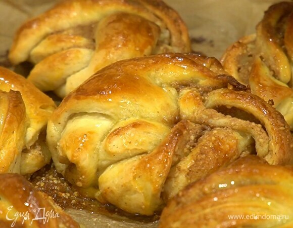 Приготовить глазурь, растопив белый шоколад со сливками, и полить булочки.