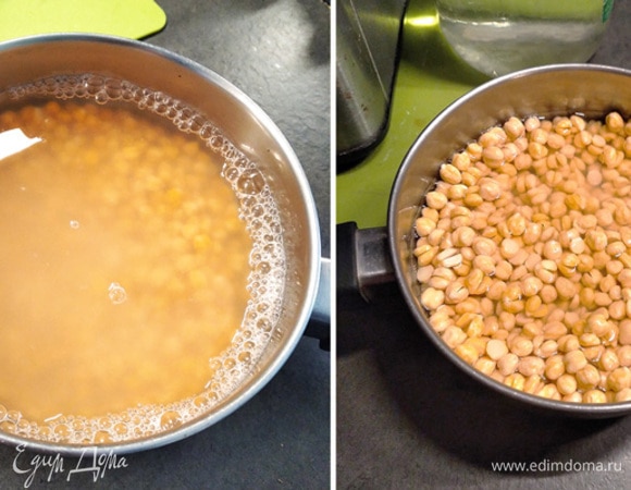 Замачиваем предварительно на ночь нут (мелкие виды нута, возможно, можно и на меньшее время замачивать). Замачивание бобовых помогает сократить время приготовления, сохранить витамины, а также немного ферментировать продукт.