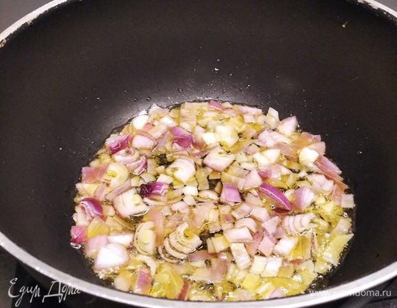 Обжариваем лук. Немного солим.