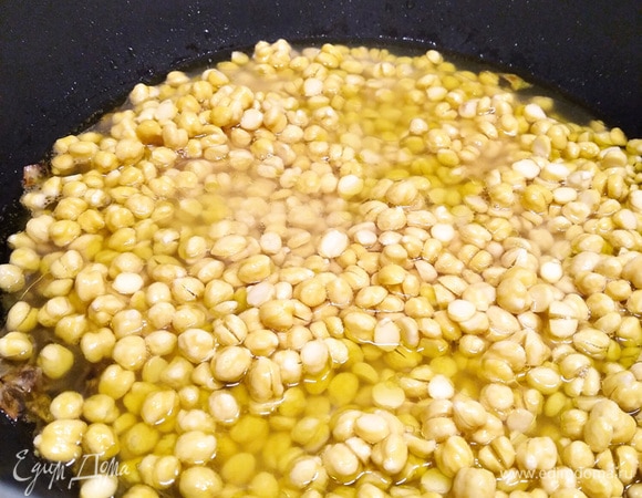 Когда лук поджарился, добавляем нут и заливаем водой, чтобы она еле покрывала нут. Солим. Закрываем крышкой и томим на небольшом огне до готовности (это может занять до 30 минут). Контролируем ситуацию время от времени (если будет необходимость, воды можно добавить).