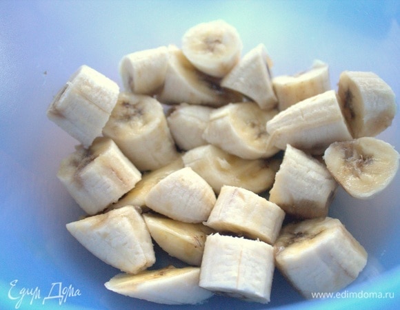 Переспелые бананы (тут небольшие) размять вилкой.