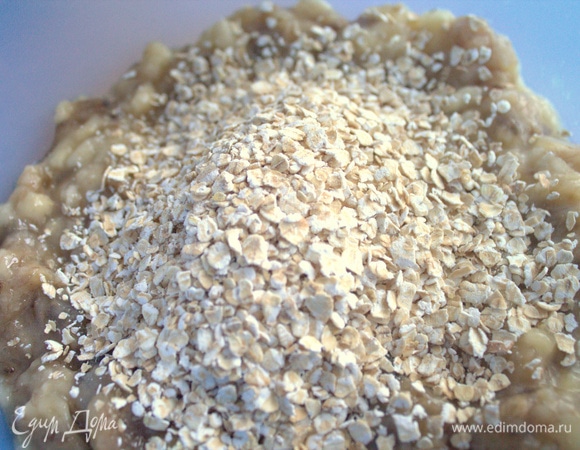 Всыпать овсяные хлопья быстрого приготовления. Обычно добавляю «на глаз», количество зависит от банановой массы.