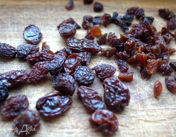 Если изюм крупный, как у меня, то нарезать.