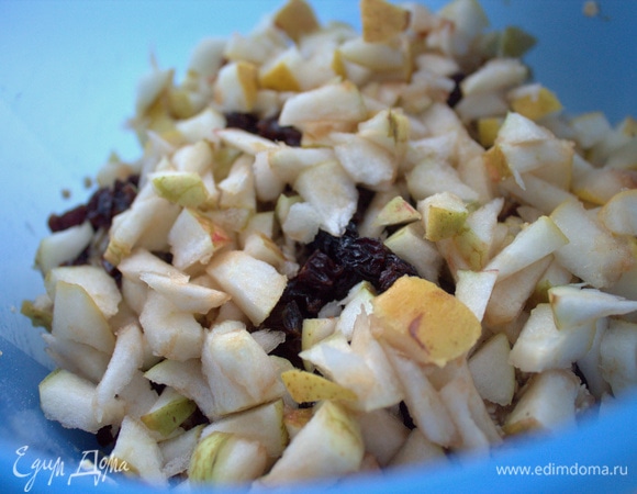 Покрошить маленькие яблоки и груши, сбрызнуть лимонным соком.