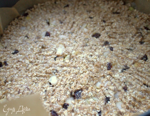 Перемешать все, распределить массу по смазанному маслом пергаменту, прижать вилкой.