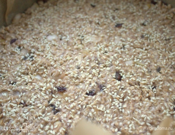 Посыпать кунжутом.