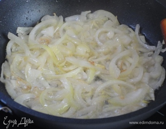 Перловку промыть в нескольких водах и замочить на ночь. Отваривать в двух стаканах воды 30–40 минут. Вода выпарится почти вся, но ту, что останется, сливать не надо. Лук нарезать тонкими полукольцами и обжарить на растительном масле до золотистого цвета.