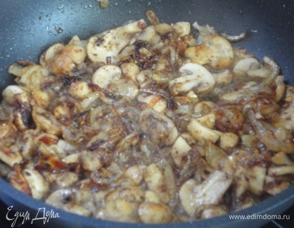 Добавить любимые специи (у меня смесь перцев) и 1 ч. л. порошка из сушеных лесных грибов. Перемешать.