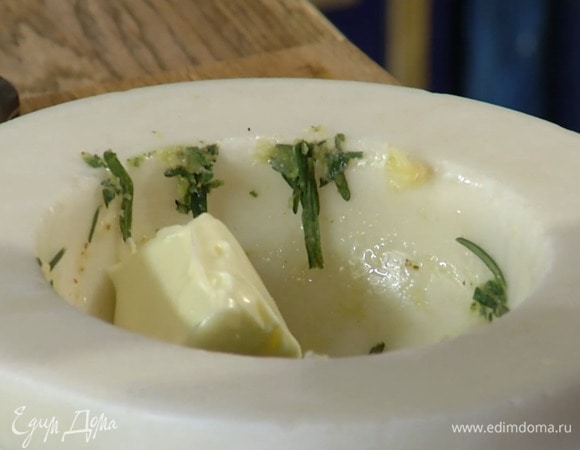 Приготовить зеленое масло: чеснок почистить, раздавить плоской стороной ножа и выложить в ступку вместе с листьями розмарина и шалфея, всыпать зерна кориандра и соль, влить оливковое масло и все растереть, затем добавить предварительно размягченное сливочное масло и еще раз все растереть.