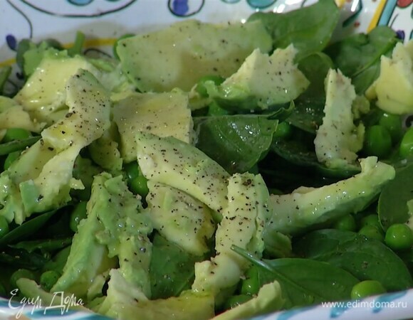 Приготовить салат: листья шпината, зеленый горошек и кусочки авокадо выложить в глубокую миску, посолить, поперчить, полить оливковым маслом и выжатым из лимона соком, все перемешать.