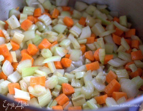 Нарезать, обжарить лук, морковь, чеснок, имбирь, сельдерей.
