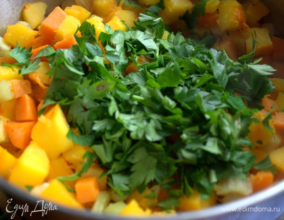 Минут 5 жарить, помешивая, всыпать зелень рубленую.