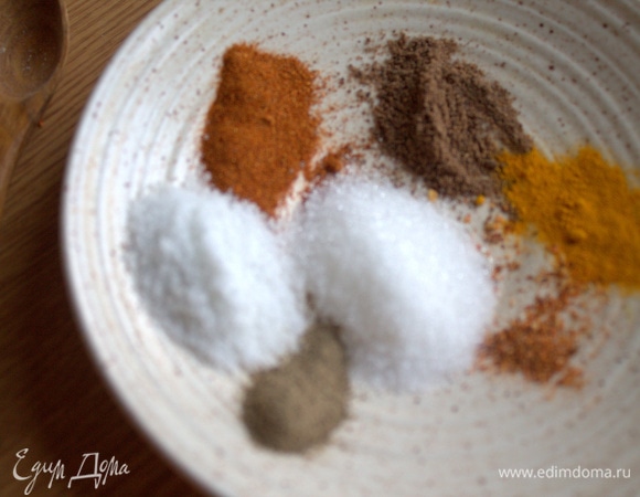 Смешать на блюдце специи.